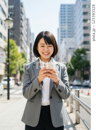 スマートフォンで話す日本人女性起業家（ai生成画像） 125393528