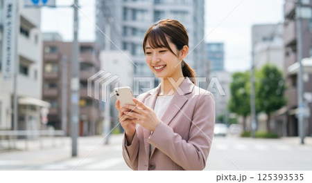 スマートフォンで話す日本人女性起業家（ai生成画像） 125393535
