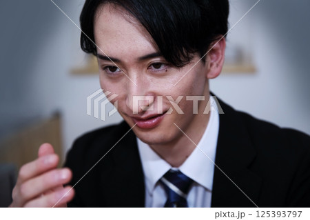 人を騙そうとしているセールスマンイメージ 人を騙そうとしているセールスマンイメージ 125393797