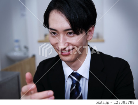 人を騙そうとしているセールスマンイメージ 人を騙そうとしているセールスマンイメージ 125393799