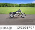 緑の草原を走るオートバイ 125394797