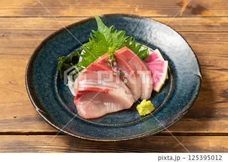 おいしいブリの刺身 125395012