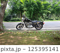 山道を走るバイク 125395141