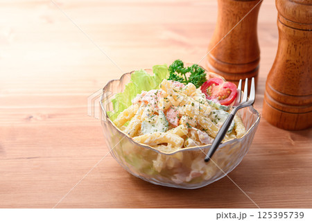 透明の器に盛り付けたマカロニサラダ 125395739