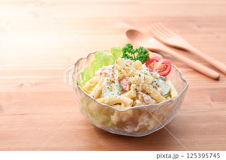 透明の器に盛り付けたマカロニサラダ 125395745