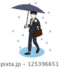 雨の中、傘をさして歩くスーツの男性 125396651