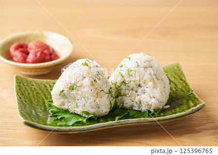 もち麦と青じそとしらすのおにぎり 125396765