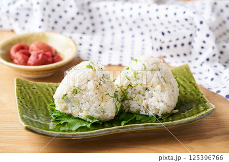 もち麦と青じそとしらすのおにぎり 125396766