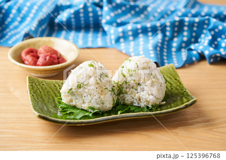 もち麦と青じそとしらすのおにぎり もち麦と青じそとしらすのおにぎり 125396768