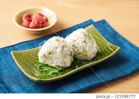 もち麦と青じそとしらすのおにぎり 125396777