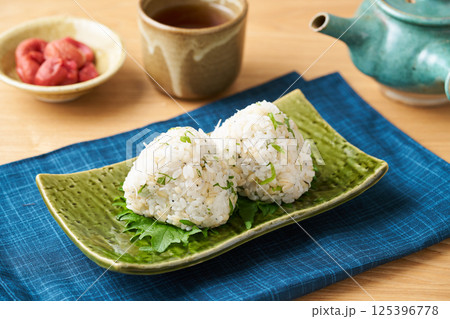 もち麦と青じそとしらすのおにぎり 125396778
