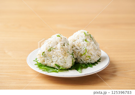 もち麦と青じそとしらすのおにぎり 125396783