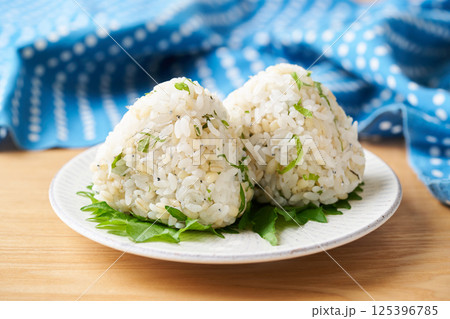 もち麦と青じそとしらすのおにぎり 125396785