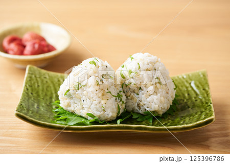 もち麦と青じそとしらすのおにぎり 125396786