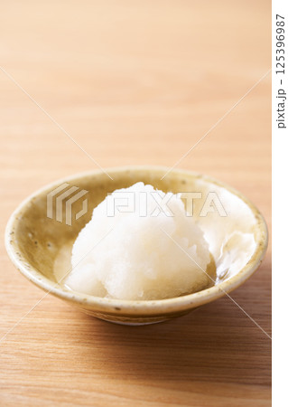 小皿に盛った大根おろし 小皿に盛った大根おろし 125396987