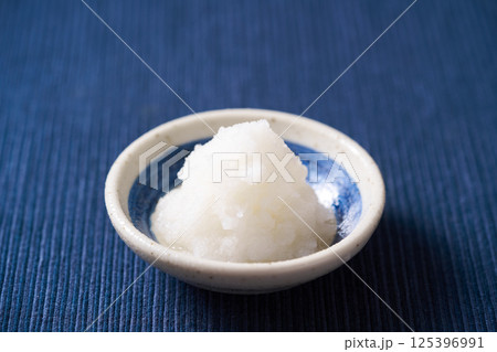 小皿に盛った大根おろし 125396991