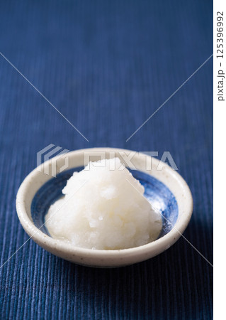 小皿に盛った大根おろし 125396992