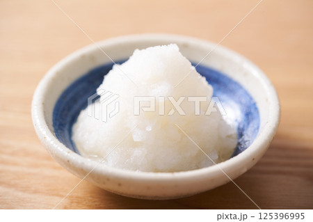 小皿に盛った大根おろし 125396995