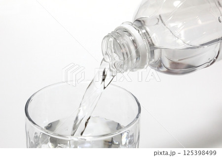 天然水を注ぐ(グラス) 天然水を注ぐ(グラス) 125398499