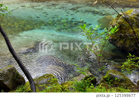 上高地　エメラルドグリーンの川 125398677