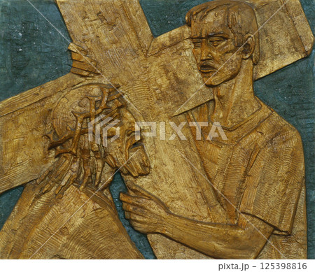 5th Station of the Cross - Simon of Cyrene carries the cross 125398816