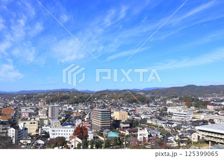 青空と岡山県津山市の町並み 125399065