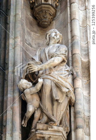 Statue of Saint on the facade of the Milan Cathedral, Duomo di Santa Maria Nascente, Milan, Lombardy, Italy Statue of Saint on the facade of the Milan Cathedral, Duomo di Santa Maria Nascente, Milan, Lombardy, Italy 125399256
