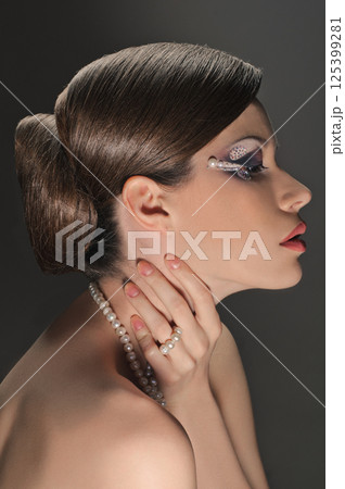 luxurious lady 125399281