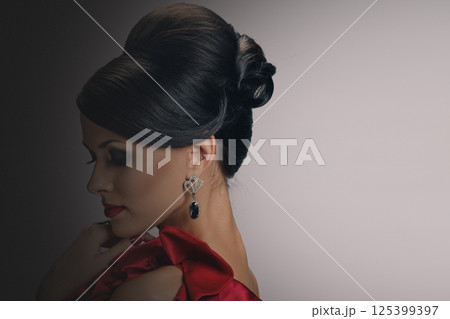 Young gorgeous brunette 125399397