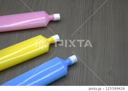 3色のチューブのり 125399426