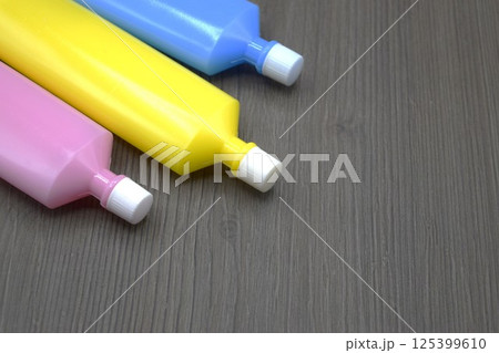 3色のチューブのり 125399610