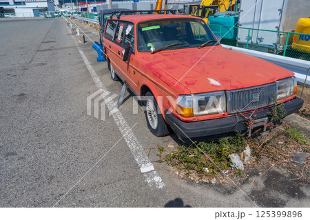 道路脇に放置された廃車 125399896
