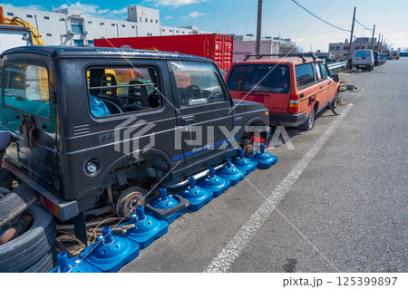 道路脇に放置された廃車 125399897