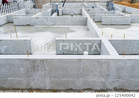 住宅の基礎工事現場 125400042