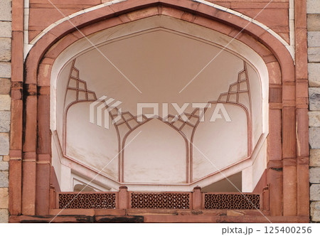 Architecture detail inside the Humayun's Tomb, built by Hamida Banu Begun in 1565-72, Delhi, India Architecture detail inside the Humayun's Tomb, built by Hamida Banu Begun in 1565-72, Delhi, India 125400256