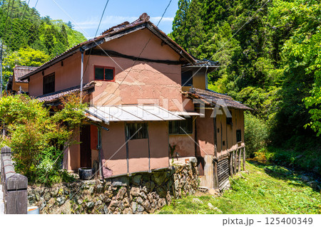 【重要伝統的建造物群保存地区】吹屋　初夏の下谷地区の風景1　岡山県高梁市成羽町 125400349