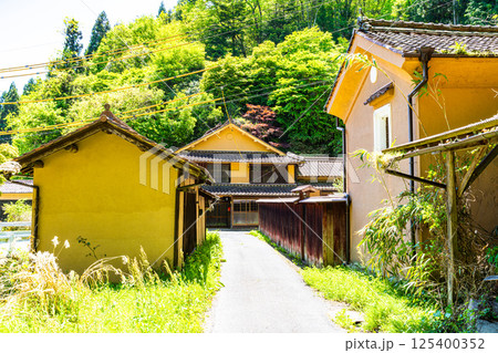 【重要伝統的建造物群保存地区】吹屋 初夏の下谷地区の風景4 岡山県高梁市成羽町 【重要伝統的建造物群保存地区】吹屋 初夏の下谷地区の風景4 岡山県高梁市成羽町 125400352