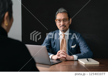 相談　対面　面接　インタビュー 125401077