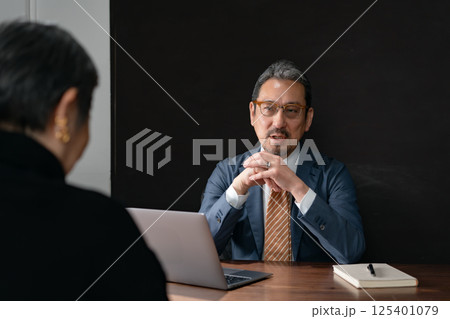 相談 対面 面接 インタビュー 相談 対面 面接 インタビュー 125401079