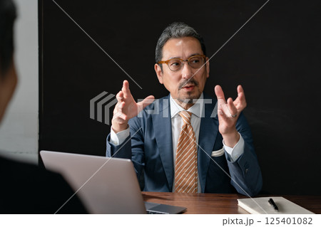 相談　対面　面接　インタビュー 125401082