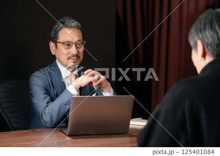 相談　対面　面接　インタビュー 125401084