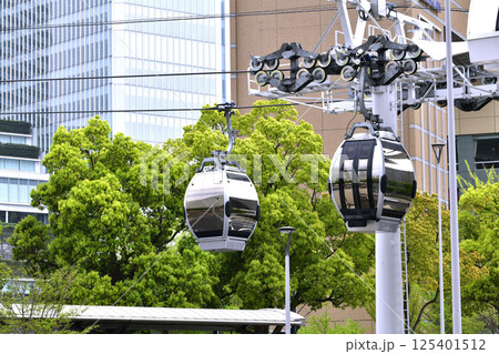 日本の横浜都市景観 新緑の桜木町駅前…横浜市役所やロープウェイなどを望む。新時代へ＝4月 125401512