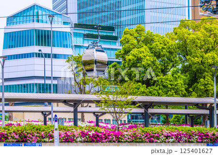 日本の横浜都市景観 新緑の桜木町駅前…横浜市役所やロープウェイなどを望む。新時代へ=4月 日本の横浜都市景観 新緑の桜木町駅前…横浜市役所やロープウェイなどを望む。新時代へ=4月 125401627
