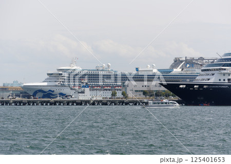 新港埠頭に停泊するアザマラ・パシュートと大桟橋に停泊する豪華客船ダイヤモンド・プリンセス 新港埠頭に停泊するアザマラ・パシュートと大桟橋に停泊する豪華客船ダイヤモンド・プリンセス 125401653