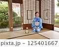 浴衣を着た若い女性 125401667