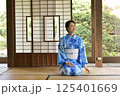 浴衣を着た若い女性 125401669
