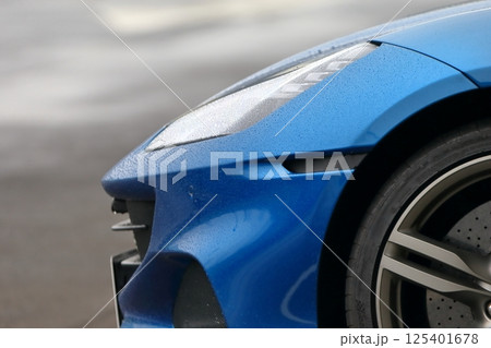 青いスポーツカー　イメージ 125401678