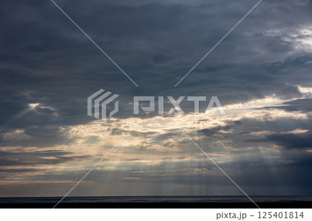 雲の切れ間から海に降り注ぐ光 125401814