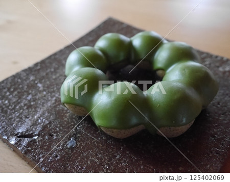 抹茶のチョコレートがコーティングされたドーナツ 抹茶のチョコレートがコーティングされたドーナツ 125402069