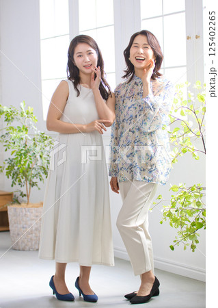 20代女性と50代女性のビューティ 125402265
